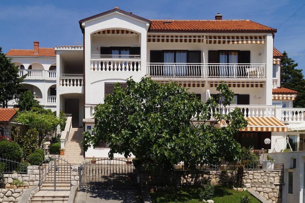 Apartments Lina Novi Vinodolski Esterno foto